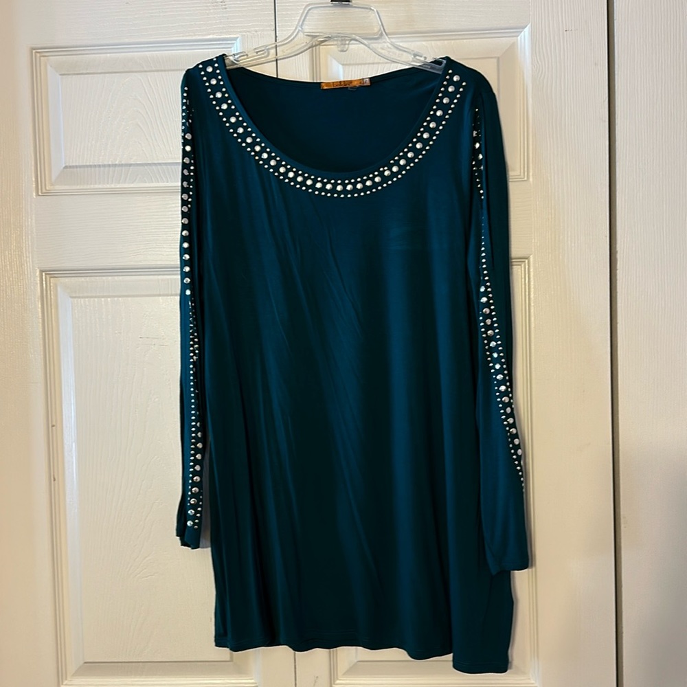 Green & silver studded top if open arm